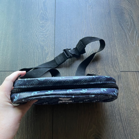 NWOT adidas fanny pack - Picture 3 of 7